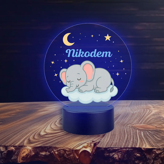 Elephant on Cloud Lamp
Lampka Słoń na Chmurce
Decorative night light with a sleeping elephant design and personalized name on a wooden surface.