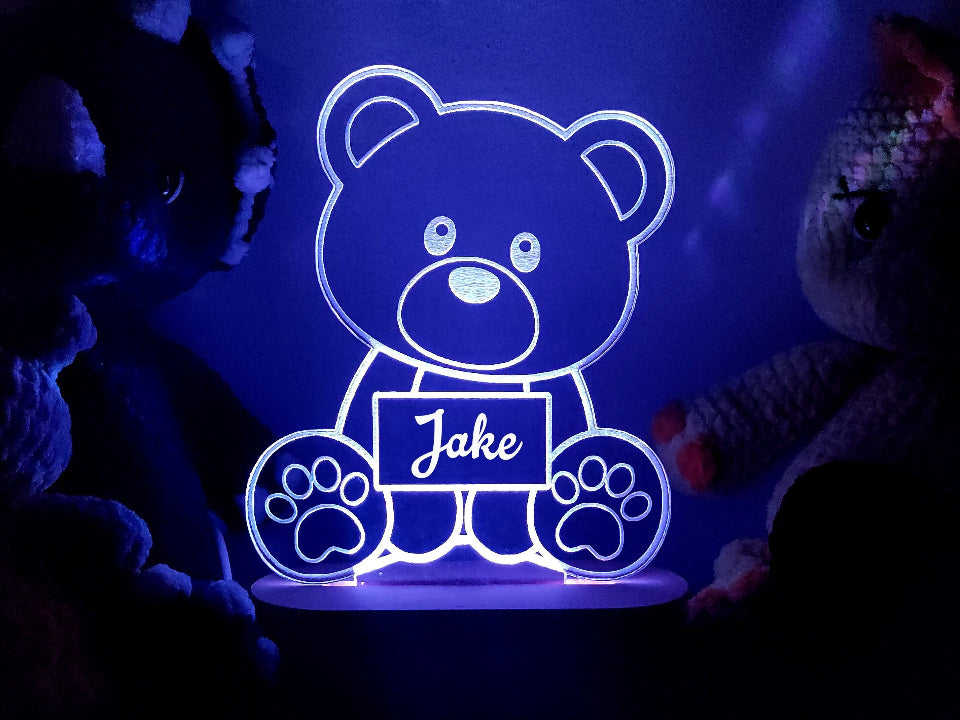 Lampka nocna w kształcie misia z imieniem, z opcją zmiany kolorów, zasilana kablem lub bateriami, z pilotem.