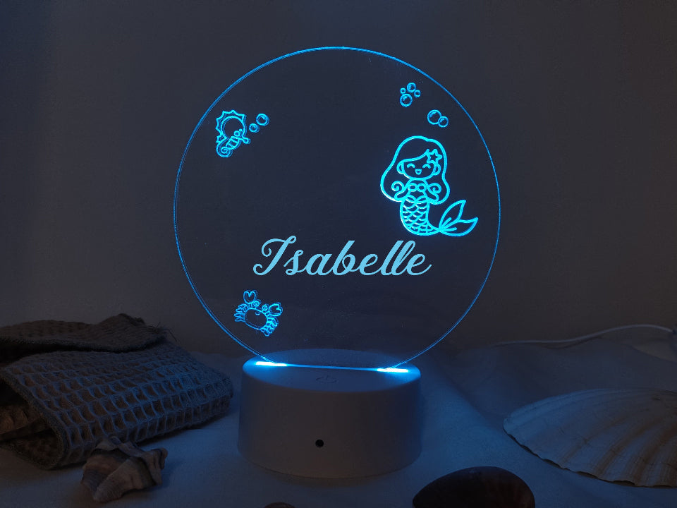 Personalizowana lampka nocna syrenka LED, z pilotem, oferująca różne kolory, zasilana kablem lub na baterie.