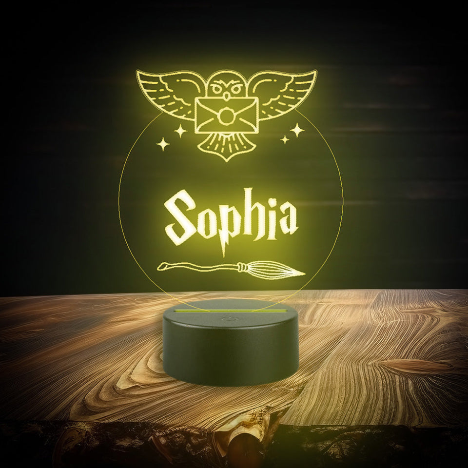 Owl Wizard Night Light
Lampka Harry Potter Hedwiga Sowa z Imieniem
Lampka nocna w kształcie sowy, LED, z pilotem, zmieniająca kolory, zasilana kablem lub bateriami.