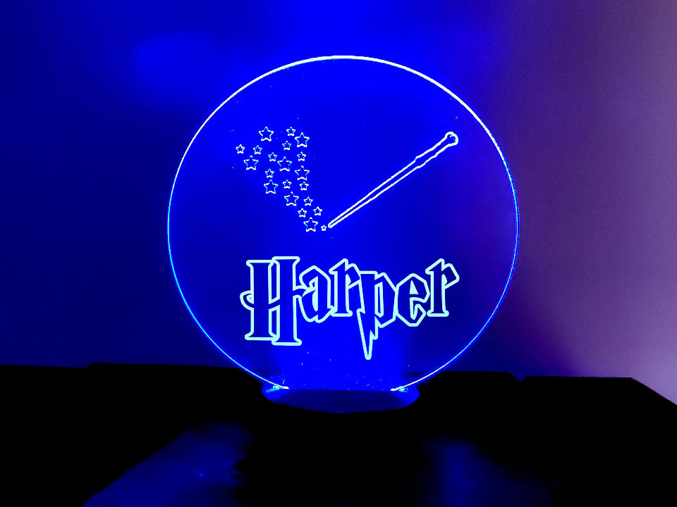 Lampka nocna LED Jokub, 3D, z pilotem, zasilana kablem lub bateriami, oferująca różne kolory światła.