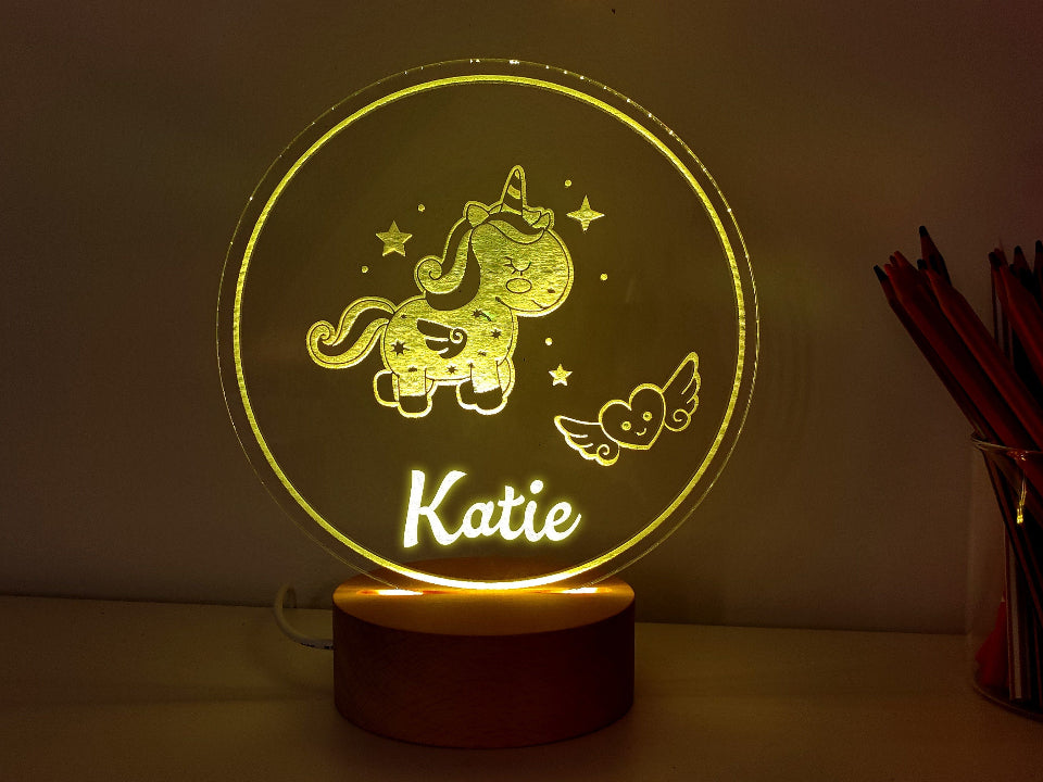 Lampka nocna w kształcie jednorożca z imieniem ,, z opcją zmiany kolorów i zasilaniem na kabel lub baterie.