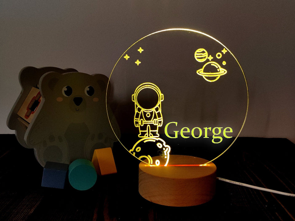 3D lampka nocna LED w formie astronauty, z pilotem, oferująca różne kolory, zasilana kablem lub na baterie