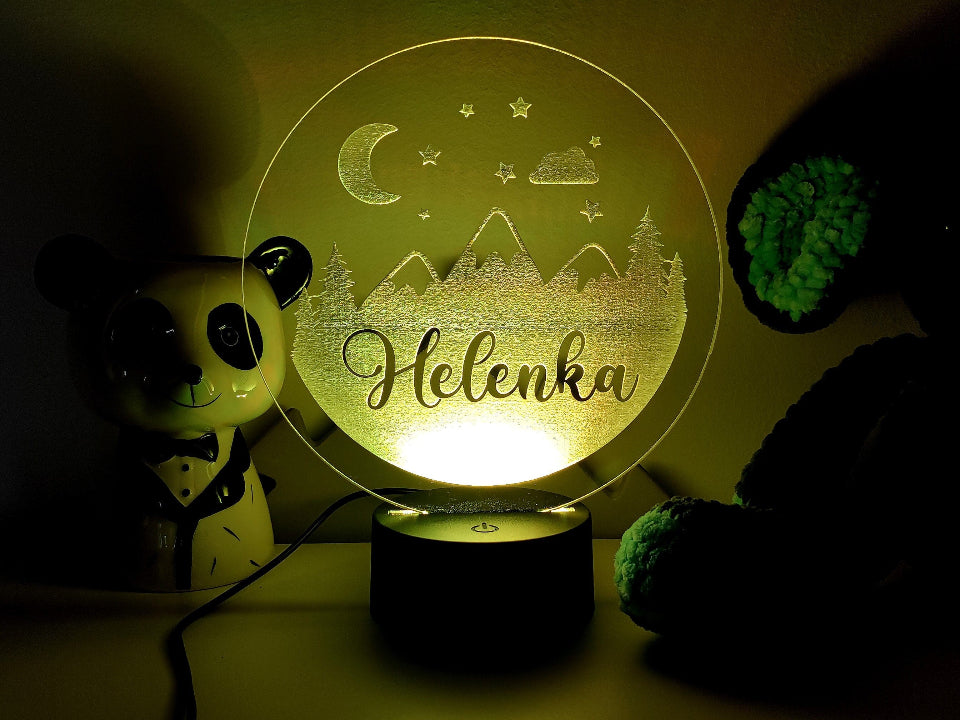 Lampka nocna LED z imieniem oferująca różne kolory, zasilana kablem lub bateriami, zdalnie sterowana pilotem.