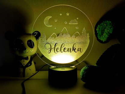 Lampka nocna LED z imieniem oferująca różne kolory, zasilana kablem lub bateriami, zdalnie sterowana pilotem.